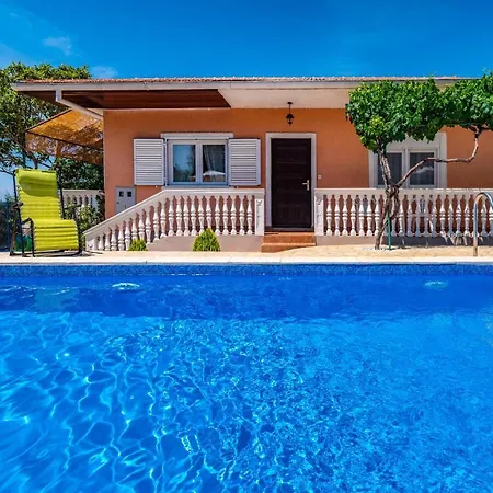 Beautiful In W/ Outdoor Swimming Pool And 2 Bedrooms Сasa de vacaciones Zadar