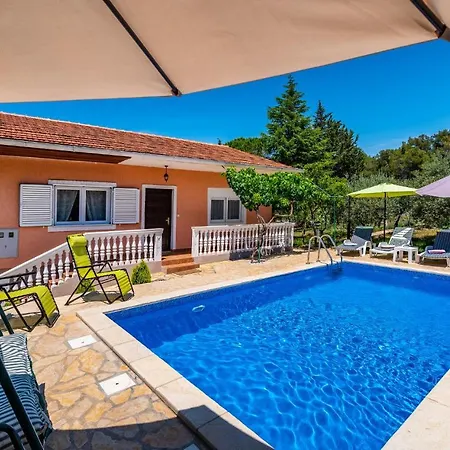 Beautiful In W/ Outdoor Swimming Pool And 2 Bedrooms