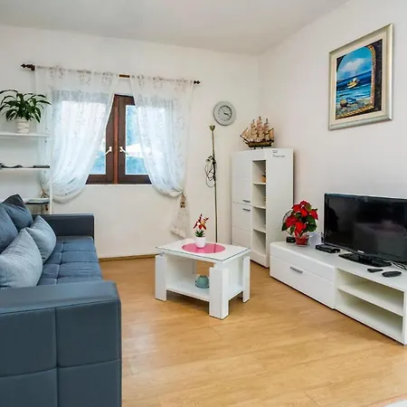 Сasa de vacaciones Beautiful In W/ Outdoor Swimming Pool And 2 Bedrooms Zadar