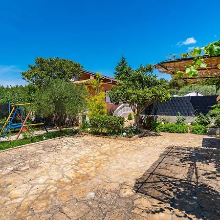 Сasa de vacaciones Beautiful In W/ Outdoor Swimming Pool And 2 Bedrooms