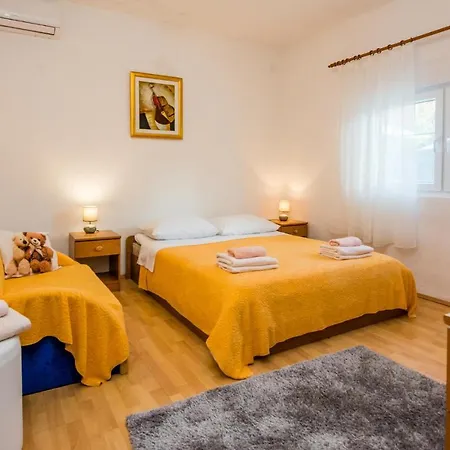 Сasa de vacaciones Beautiful In W/ Outdoor Swimming Pool And 2 Bedrooms Zadar