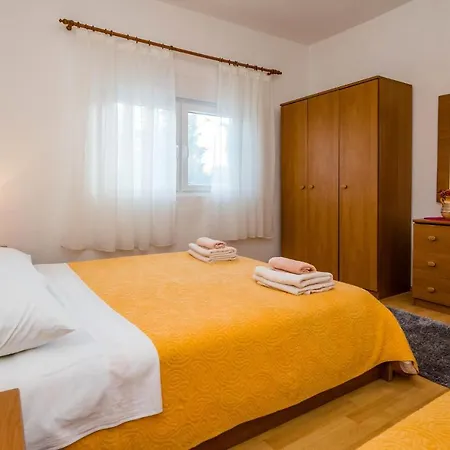 Beautiful In W/ Outdoor Swimming Pool And 2 Bedrooms *