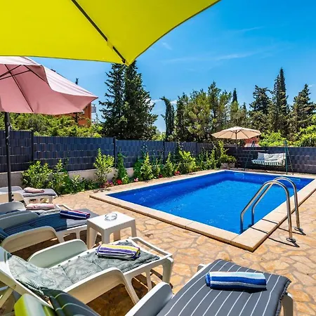 Beautiful In W/ Outdoor Swimming Pool And 2 Bedrooms