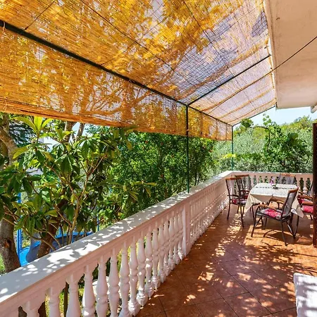 Beautiful In W/ Outdoor Swimming Pool And 2 Bedrooms *
