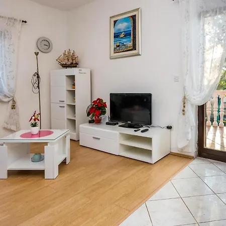 Beautiful In W/ Outdoor Swimming Pool And 2 Bedrooms Vikendica *