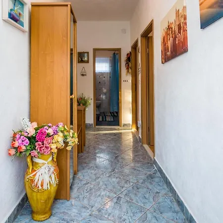 Beautiful In W/ Outdoor Swimming Pool And 2 Bedrooms