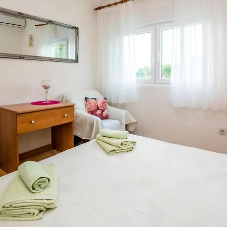 Beautiful In W/ Outdoor Swimming Pool And 2 Bedrooms Zadar